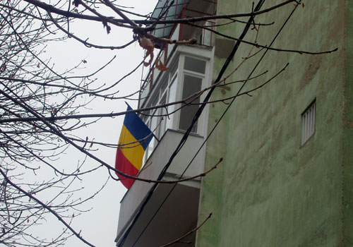 Drapel in balcon (c) eMM.ro